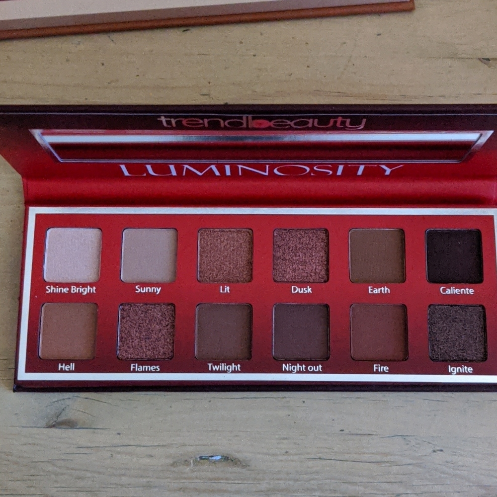 Luminosity Eyeshadow Palette